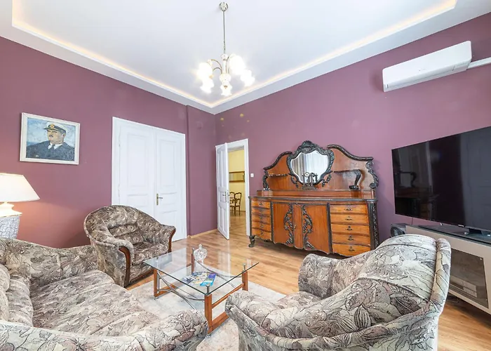 Apo - Center By Flat Manаger 바르나